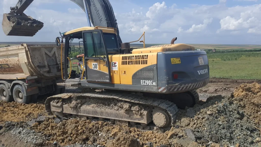 Excavator pe șenile Volvo EC290C – exemplu de utilaj pentru construcții finanțat prin leasing de Anbia Capital